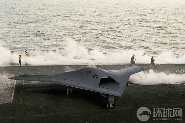 资料图：X-47B无人机在林肯号航母上进行系统连接测试。