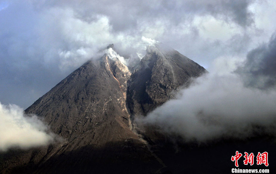 高清：印尼默拉皮火山再度喷出大量火山灰