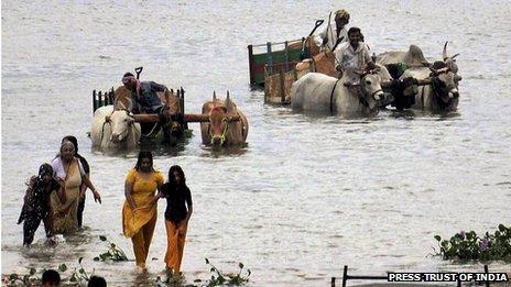 印度南部暴雨成灾致22人死数万人无家可归（图）