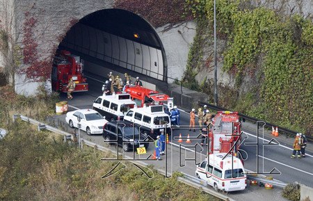 日本高速公路隧道崩塌2人受伤7人或被困（图）