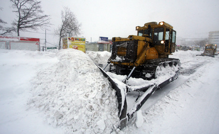 铲车在清理俄罗斯道路上的积雪。