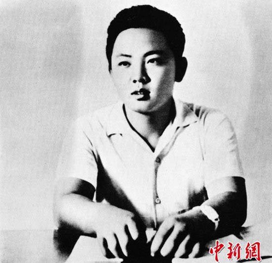 图为朝鲜已故最高领导人金正日于1963年10月拍摄的大学时期照片。