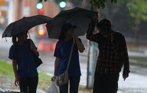 澳洲东北部强降雨引洪灾4人死数千人疏散（图）