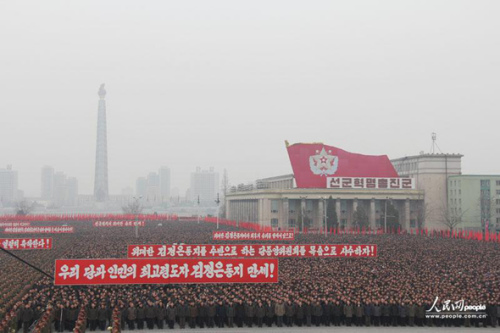 2013年2月14日，朝鲜在首都平壤的金日成广场举行了超过10万人参加的平壤市军民联欢大会，庆祝第三次地下核试验成功。摄影：人民网记者 王莉