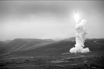 范登堡空军基地，一枚拦截导弹发射升空。