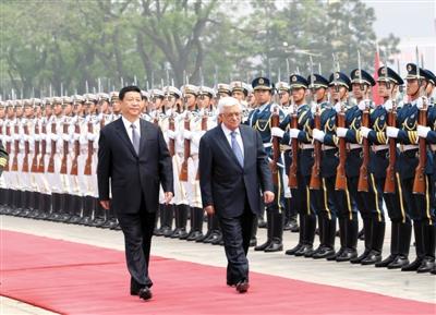 昨日，国家主席习近平在人民大会堂东门外广场举行欢迎仪式，欢迎巴勒斯坦总统阿巴斯访华。新华社记者 刘卫兵 摄