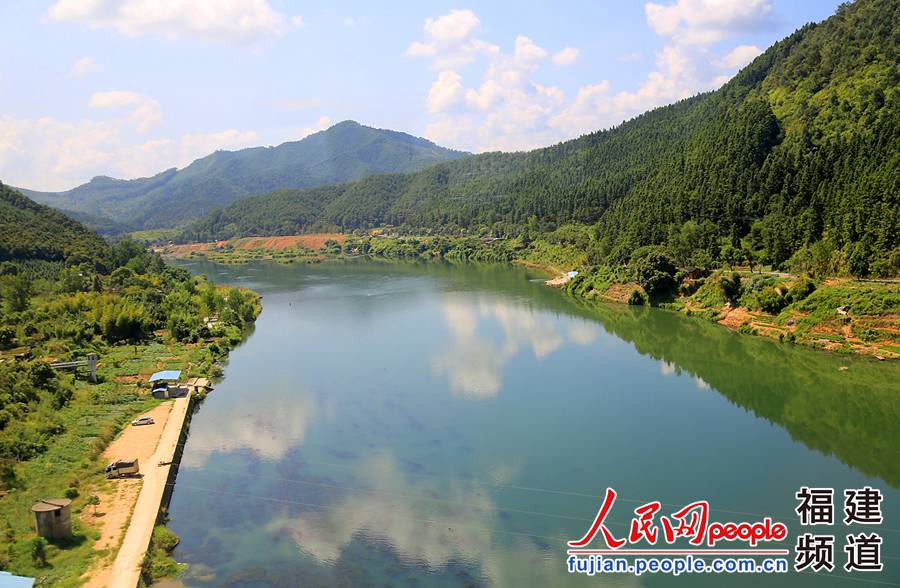 视线可及之处尽是青山绿水，仿若一幅田园画卷。 邹家骅摄