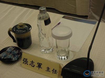 张志军将再会王郁琦台方准备刻有姓名陶杯（图）