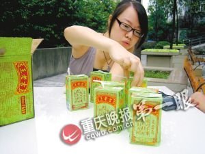 沃尔玛买凉茶中了奖 有两盒赠品过期半年(图)