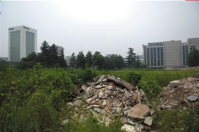 位于杭州市区的嘉里建设集团拍下的原浙江大学湖滨校区地块，土地上已经杂草丛生（8月4日摄）。转自京华时报。 