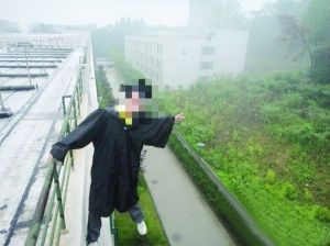 苏州高校现“自杀式”疯狂毕业照:个性用错了地方