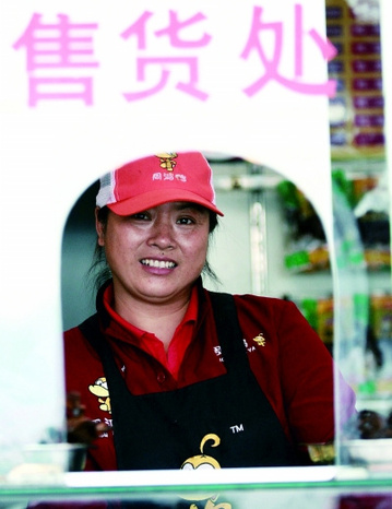 女老板为店员设特殊店规：捡到东西必须交还失主