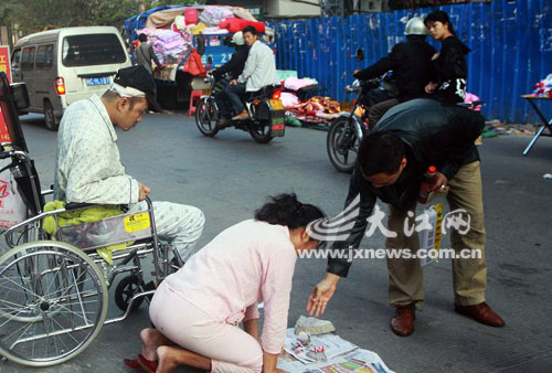 儿患脑溢血生活无法自理六旬母下跪乞讨筹钱（图）