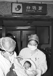 19岁女孩路边突然分娩众人相助后自己离去（图）