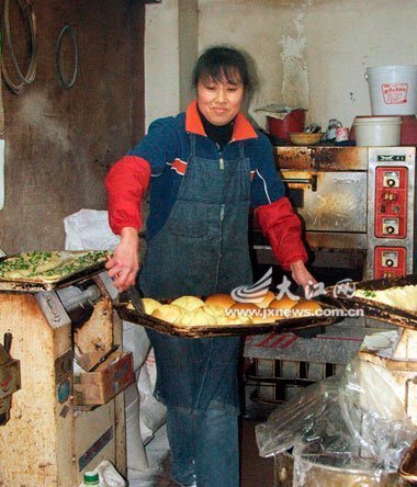 女子身兼数职供继子读书 丈夫去世后不离不弃