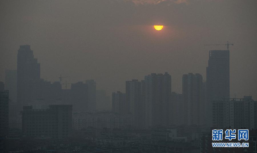 （晚报）雾霾中的落日