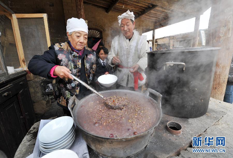 （社会）（1）银川：腊八节品粥观民俗