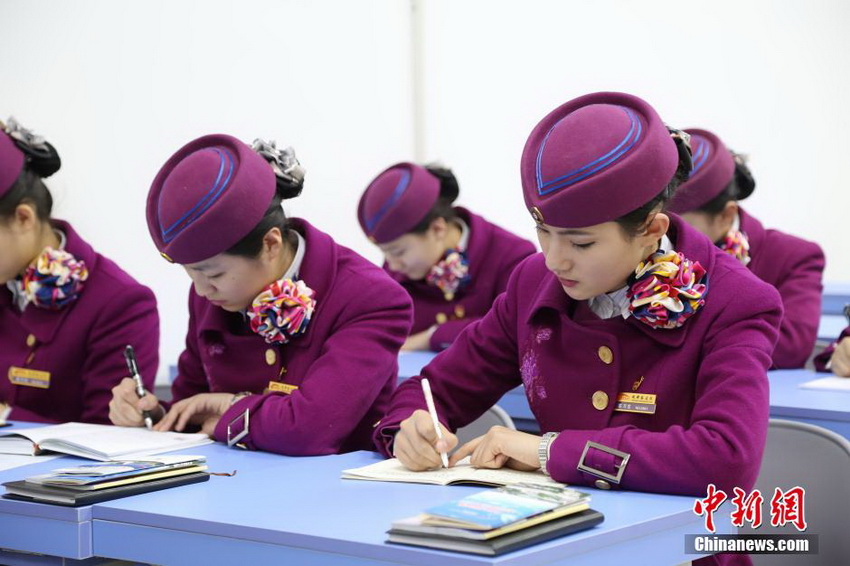 动妹们每天有规定集中学习和讨论的内容，包括列车服务和应急处理等知识。