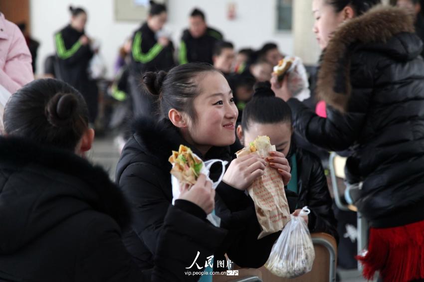 2014年2月17日，山东滨州，背着大包小包的艺考考生在滨州学院报名点候考。