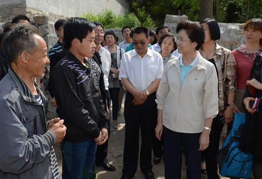 宋秀岩在白石口村深入农户慰问贫困儿童，了解孩子学习生活情况，鼓励孩子自强奋进。记者 徐建军 摄