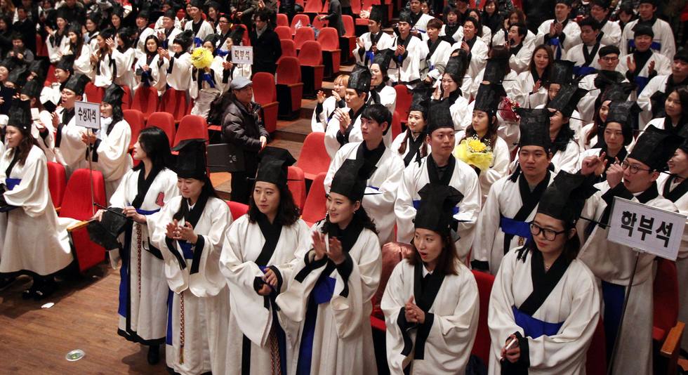 韩国大学生穿“道士服”参加毕业典礼