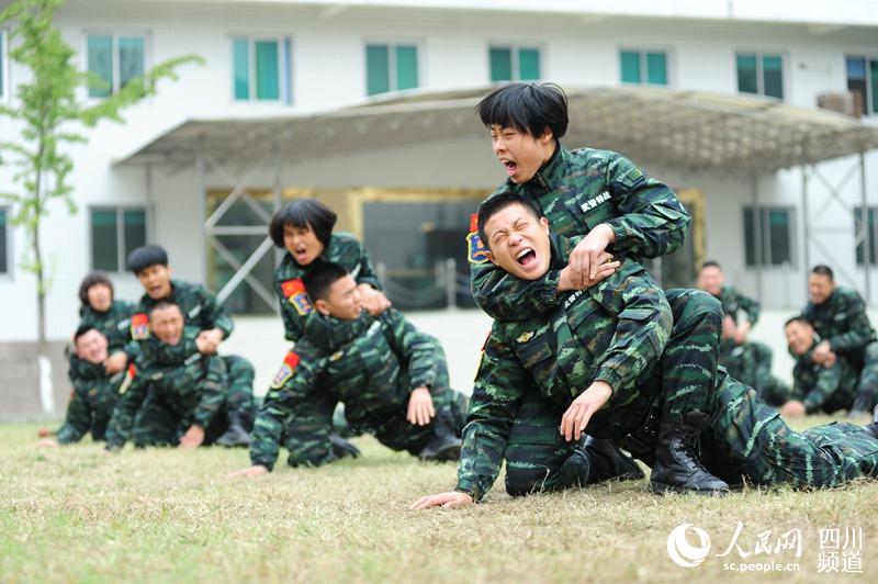 顶摔锁喉展巾帼国风采。（图片由四川武警凉山支提供）