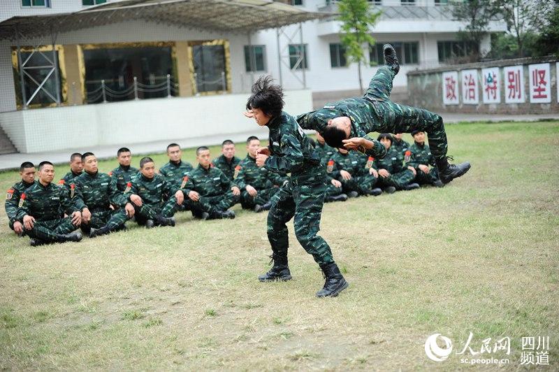 女子特警队老兵在进行擒敌训练。（图片由四川武警凉山支提供）