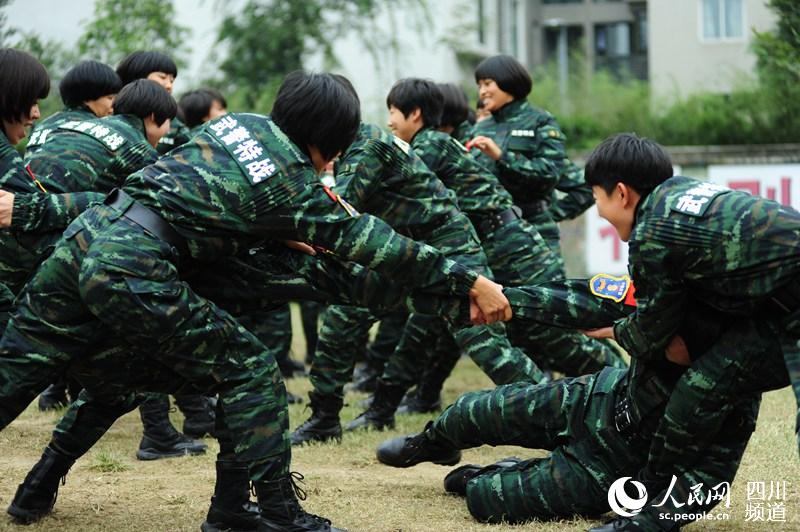 即将退伍的女兵们，训练场上玩的很开心。（图片由四川武警凉山支提供）