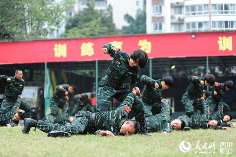 女子特种兵招招制敌。（图片由四川武警凉山支提供）