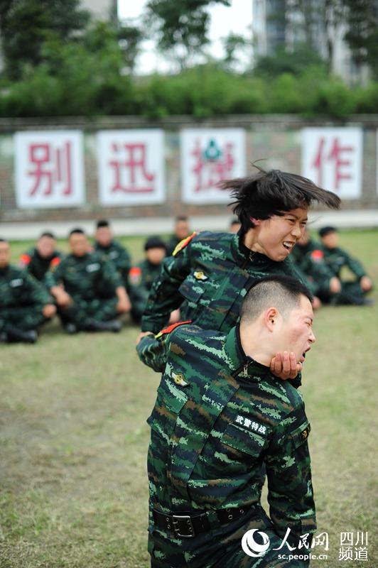 武警四川总队女子特警队老兵最后一次进行擒敌训练。（图片由四川武警凉山支提供）