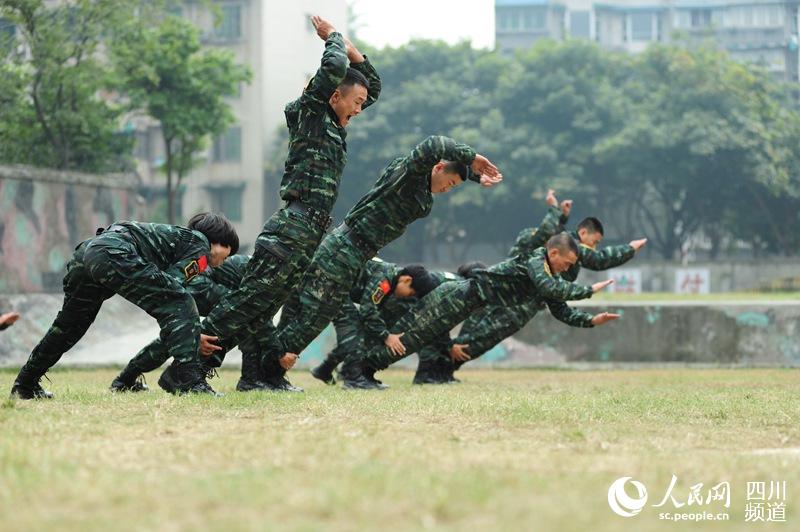 训练场上，与男兵一比高低。（图片由四川武警凉山支提供）