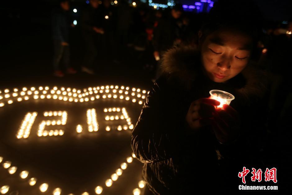 南京大学生点燃烛光祭奠遇难同胞寄哀思