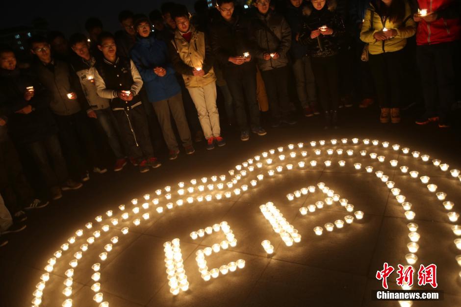 南京大学生点燃烛光祭奠遇难同胞寄哀思