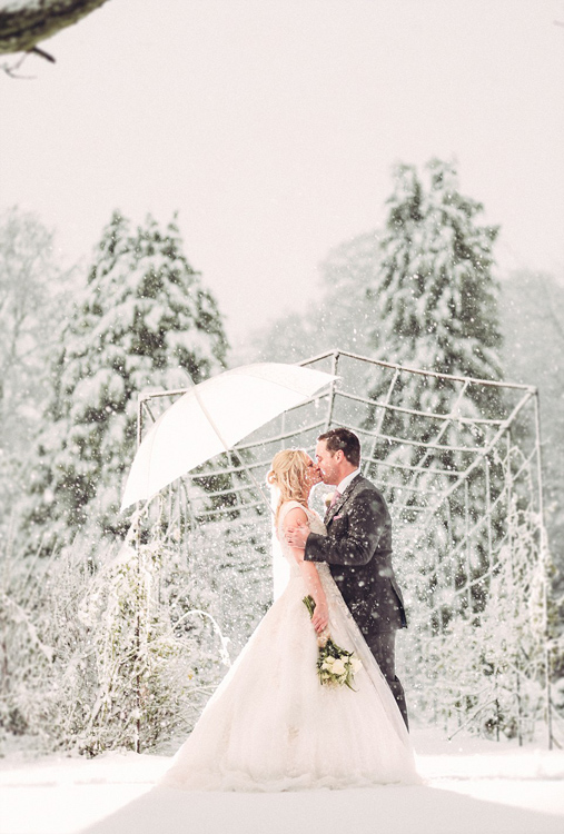 新婚夫妇暴雪婚礼 梦幻景色似上帝礼物