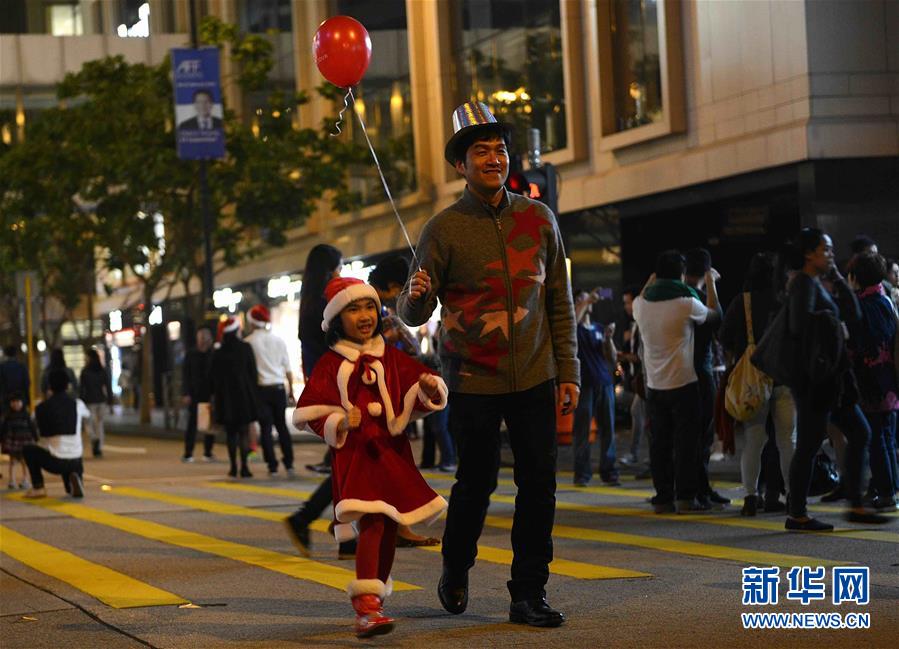 （晚报）（2）香港市民欢欣迎接圣诞节