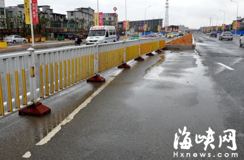 女司机按路面标线行驶撞花圃　后车躲避不及追尾