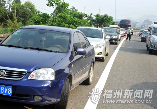 女司机遇爆胎站快车道求助　17辆车抢行应急车道挨罚