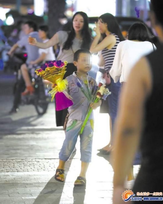 幼童商圈卖花凌晨四五点才回家 孩子最小三四岁