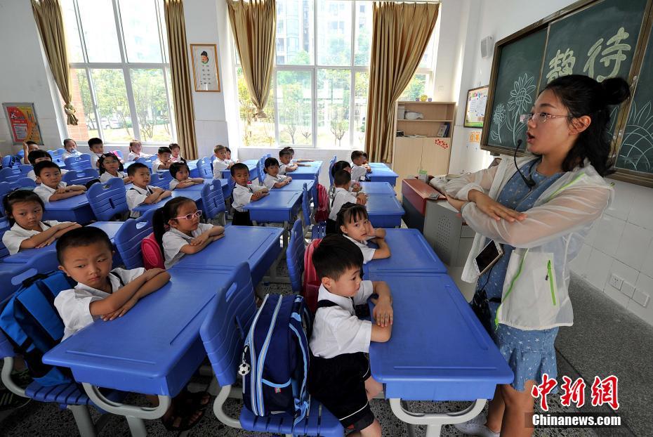 小学生开学首日学坐姿　养成良好生活和学习习惯