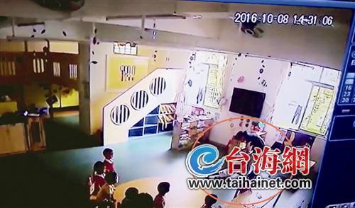 监控曝光泉州某幼儿园老师拖拽小孩　家长讨说法未果